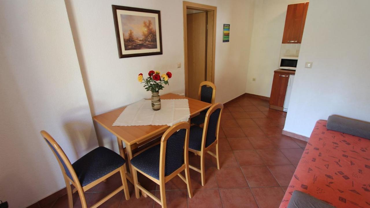 Apartments Serbecic Malinska Bagian luar foto
