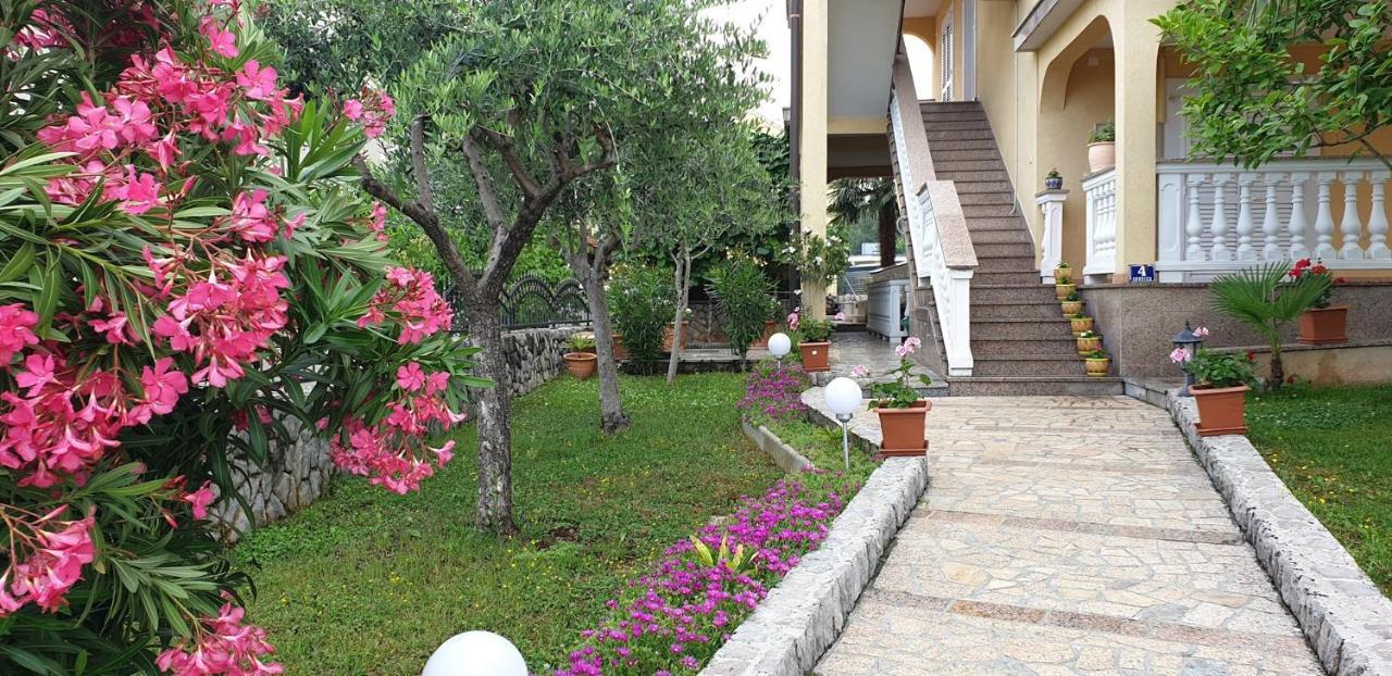 Apartments Serbecic Malinska Bagian luar foto