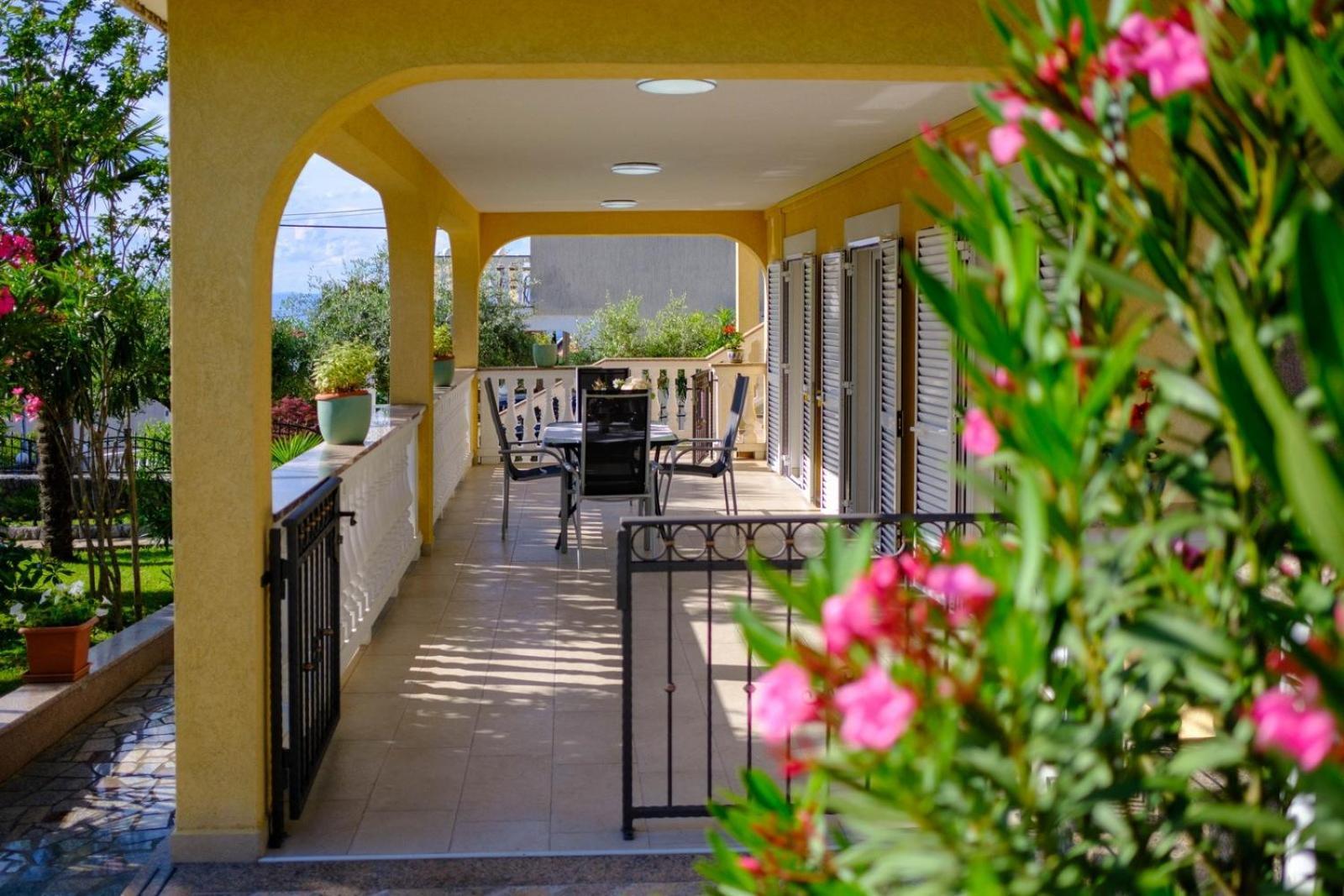 Apartments Serbecic Malinska Bagian luar foto