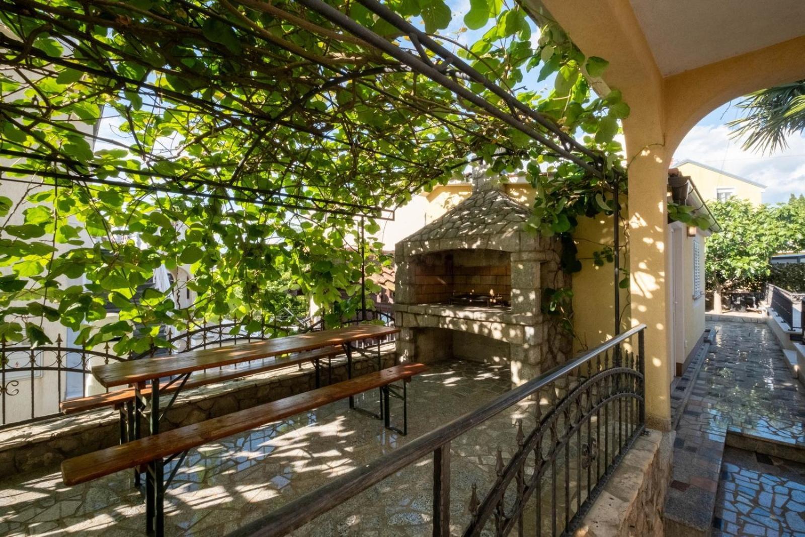 Apartments Serbecic Malinska Bagian luar foto